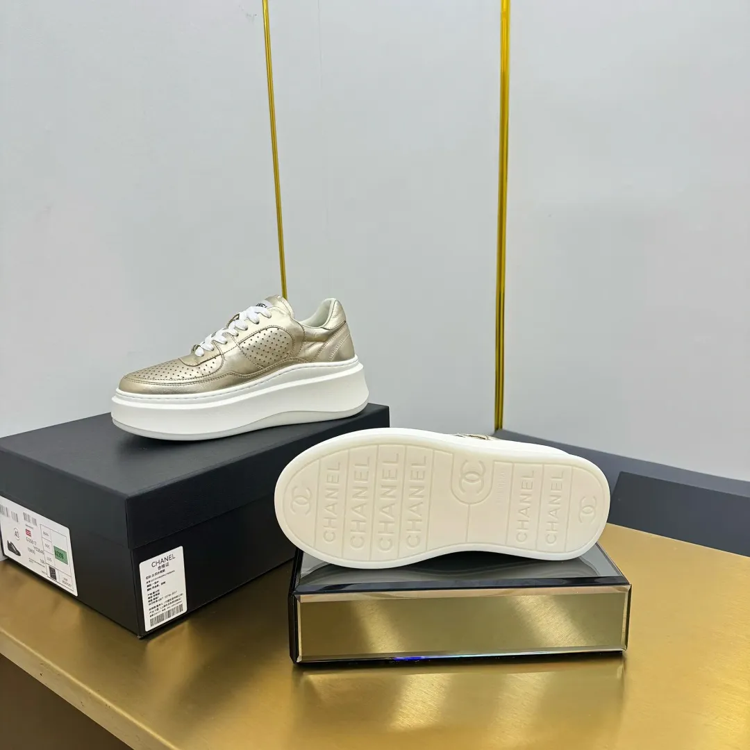 👟👟Ex-factory price 600👟👟 Upgraded version, upgraded version, upgraded version! No rebuttal accepted! ! ! ! Chanel Chanel panda shoes! 2025 counter's top casual sports shoes. This classic design; the upper is electro-embroidered with a variety of techniques; the outsole is fashionable and sporty; the unusual inclusion of a variety of color matching elements... The diversified mix and match is very good-looking and versatile, and can be used for leisure, fashion, sports, and outdoor... ꫛꫀꪝ Go➫ Materials: ❶Upper made of: original imported first-layer silk cowhide + original waterproof cloth + original first-layer cowhide ❷Inner lining: Original Yangli+Net ❸Outsole based on: Original TPU combination outsole Counter boutique packaging complete set for women 35–41 👉 👉